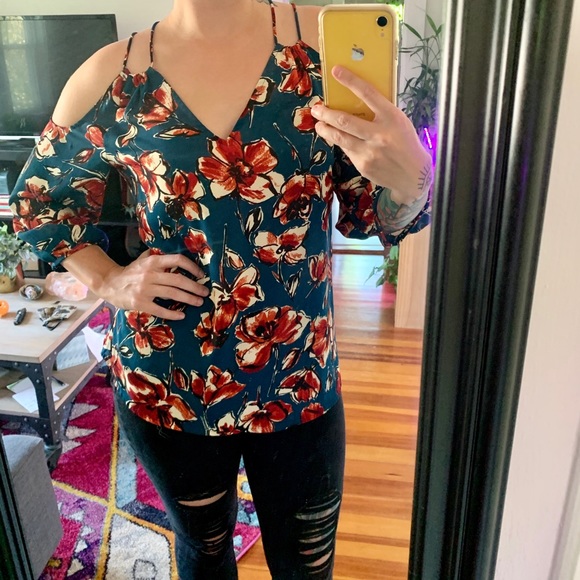 Floral strappy open shoulder shirt - Picture 5 of 10